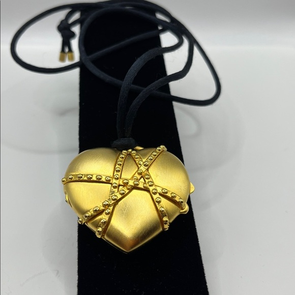 Vintage Estee Lauder Solid Perfume Compact, Chained Heart Black Satin Necklace - Picture 3 of 13